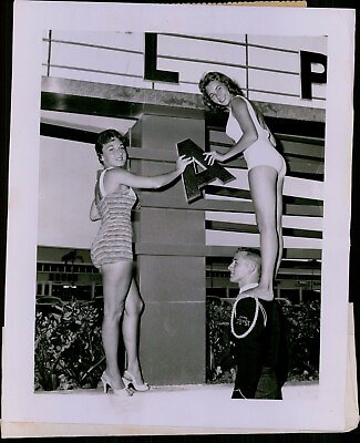 #ad LG860 1958 Original Photo GORGEOUS GIRLS IN SWIMSUITS Fixing Marquee Letters $20.00