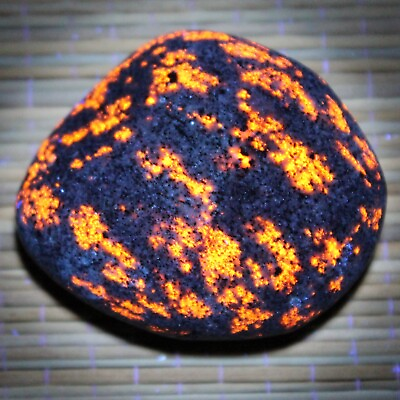 #ad BRIGHT Yooperlite Rock from Lake Superior Fluorescent Sodalite Glow Stone W7 $45.00