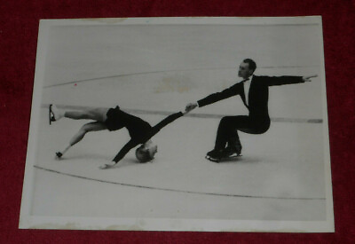 #ad 1964 Press Photo Olympic Pair Skaters Oleg Protopopov amp; Ludmila Belousova $13.11